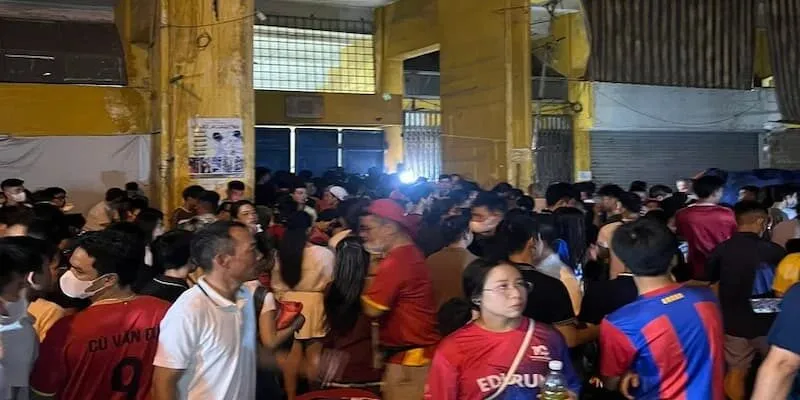 Hàng dài CĐV ra về bên ngoài SVĐ Hàng Đẫy tối 14/5 Hàng dài CĐV ra về bên ngoài SVĐ Hàng Đẫy tối 14/5